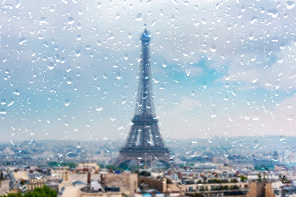 Paris com chuva - chuva na torre eiffel